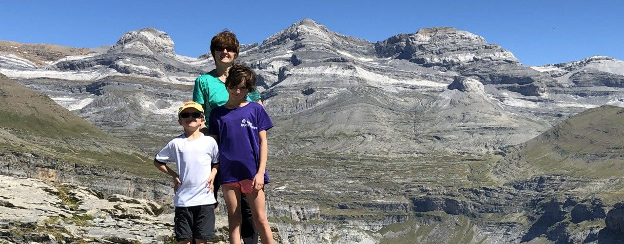 Family hiking to Refugio Goriz