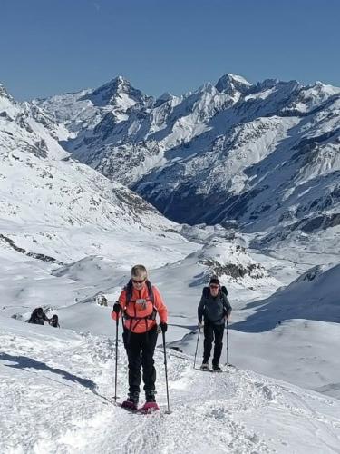 snow shoeing guided holiday