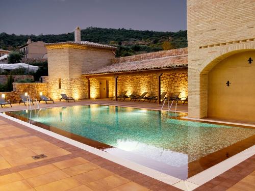 Outdoor swimming pool Villa de Alquezar