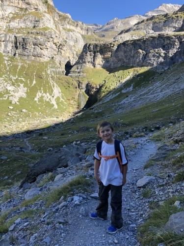 Family-hiking-Refugio-Goriz-31-min