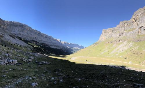Family-hiking-Refugio-Goriz-32-min