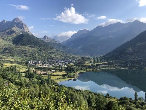 The village of Sallent and the mountains in the northern part of the Valle de Tena
