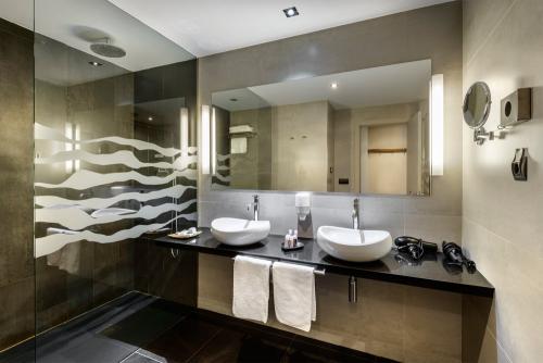 Bathroom at Hotel Aguas de los Mallos