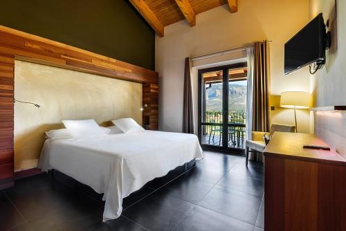 Hotel Aguas de los Mallos room