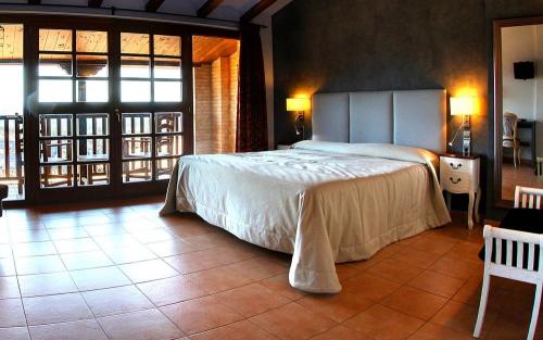 Hotel Villa de Alquezar room with balcony