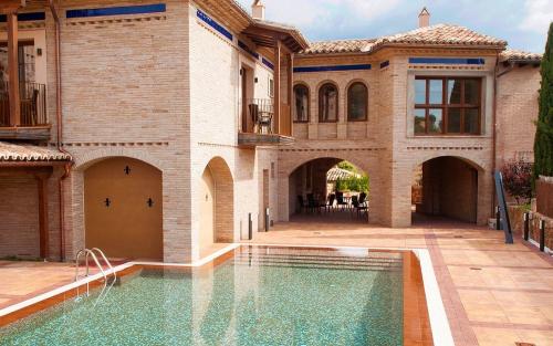 Hotel Villa de Alquezar pool area