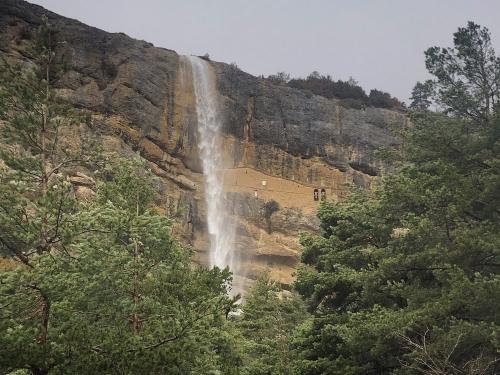 The ermita and path are right behind the waterfall