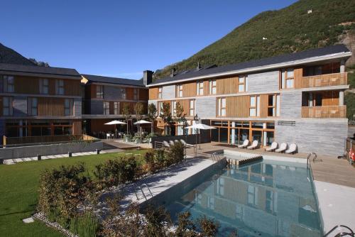 Hotel Tierra de Biescas - Outdoor pool and garden
