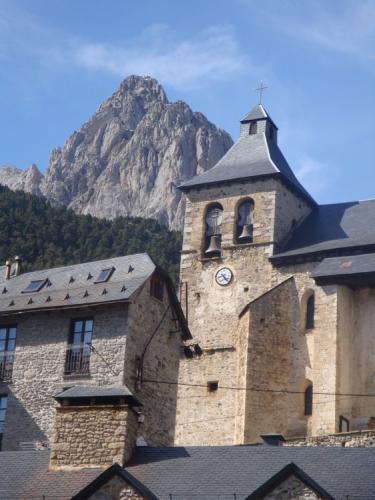 Sallent de Gállego church with the Forata behind