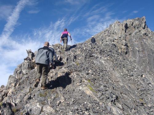 Up the ridge to the peak of Tebbarai (2916m)