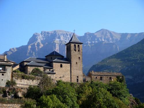 Torla's church with the cliffs of Ordesa behind